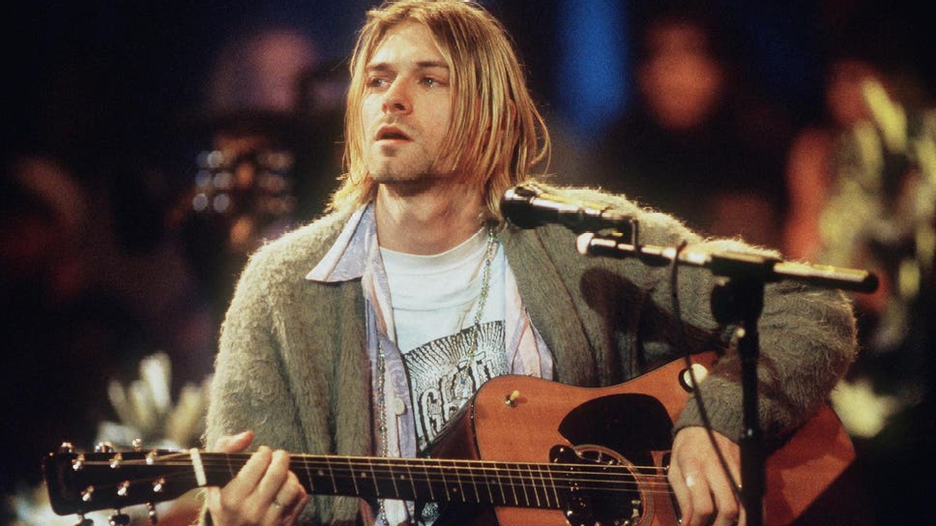 All'asta la chitarra distrutta da Kurt Cobain sul palco - Video
