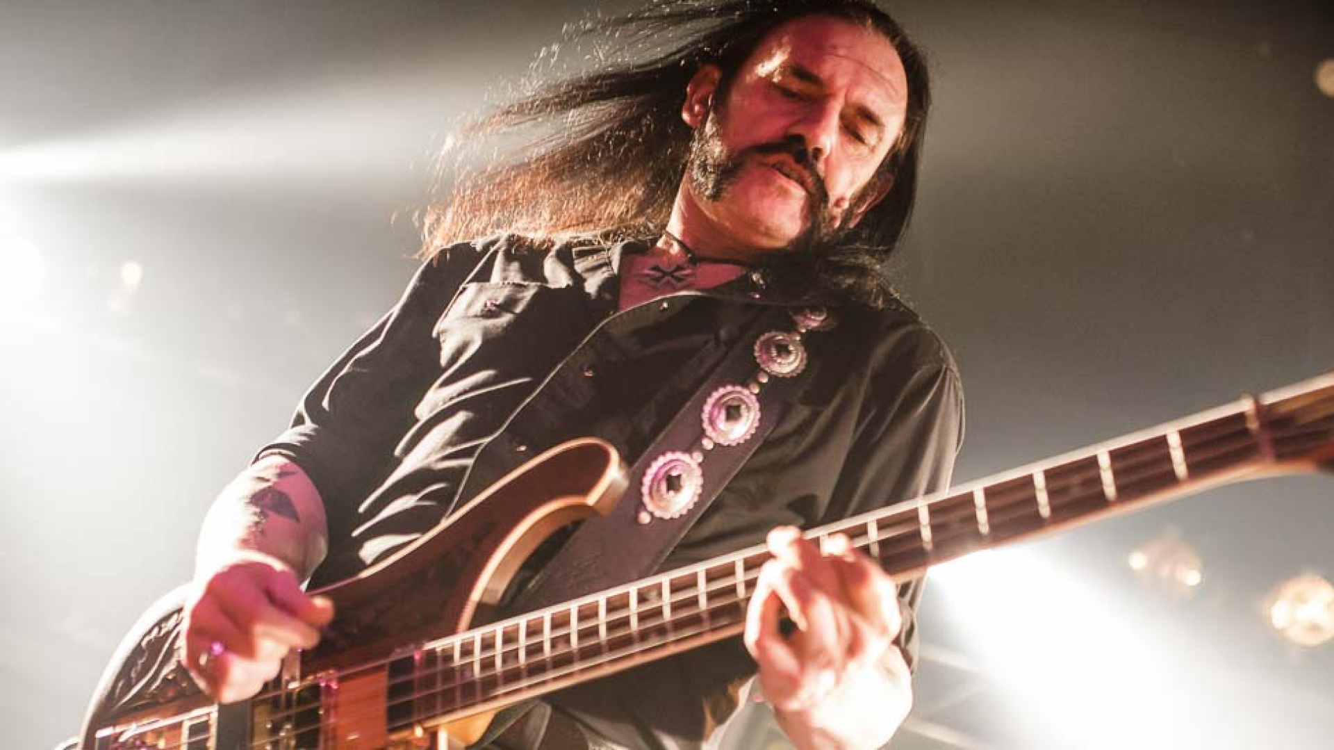 Ode a Lemmy Kilmister dei Motörhead: il basso che ha acceso l'heavy metal -  Radiofreccia | radiofreccia