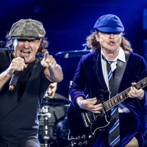 AC/DC guarda il video di 'Witch's Spell'