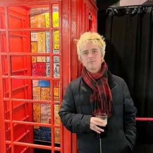Billie Joe Armstrong sorprende il musicista del Cavern
