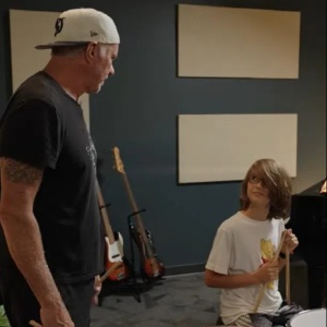 Chad Smith sorprende studenti: insegnante di batteria per un giorno