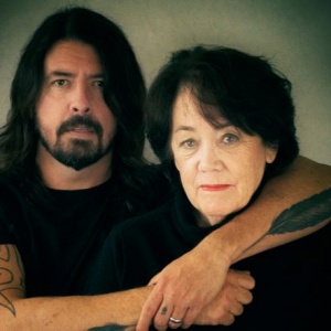 Dave Grohl e sua madre insieme per una serie TV. Ecco il trailer