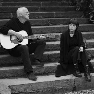 Gilmour con sua figlia Romany nel brano Between Two Points