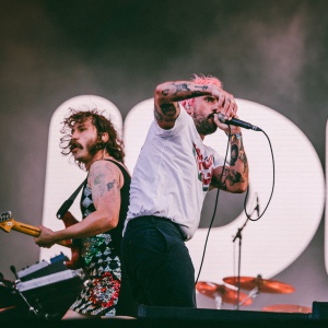 IDLES, il nuovo brano “Levitator” accende il futuro della band