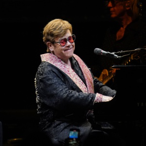 Incidente casalingo per Elton John