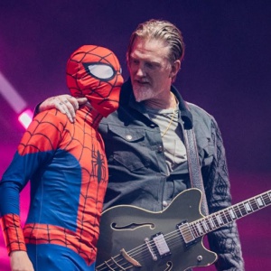 Josh Homme invita Spiderman sul palco dei Queens Of The Stone Age