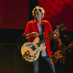 Keith Richards, dalla palma alle armi: gli incidenti reali che hanno costruito il mito