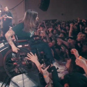 La clip dello stage diving in carrozzina diventato virale