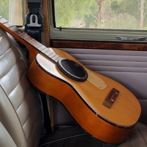 Vecchie chitarre acustiche diventano altoparlanti Bluetooth