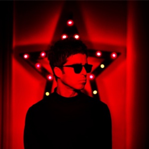 Lenny Kravitz, Bryan Adams e altri cantano gli Oasis per beneficenza