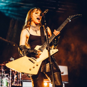 Lzzy Hale: gli Halestorm sognano P!nk e lanciano la nuova Explorer signature