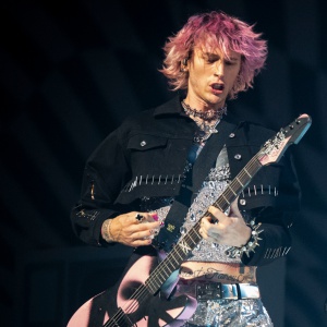 Machine Gun Kelly esaudisce la richiesta di un fan e lo prende a pugni