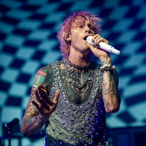 Machine Gun Kelly faccia a faccia con un invasore di palco