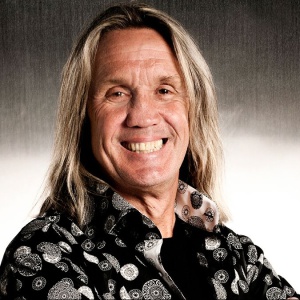 Nicko McBrain racconta la sua storia: arriva la prima autobiografia dello storico batterista degli Iron Maiden
