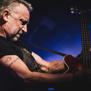 Peter Hook, il basso che ha portato la melodia nel post-punk