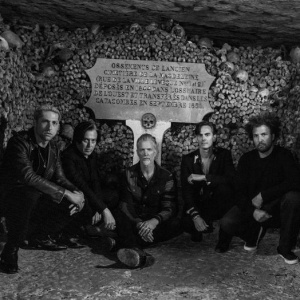 Queens Of The Stone Age, il live nelle catacombe di Parigi al cinema in Italia