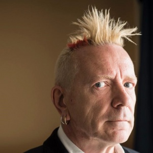Sex Pistols, John Lydon accusa la band di lucrare sulla morte della Regina