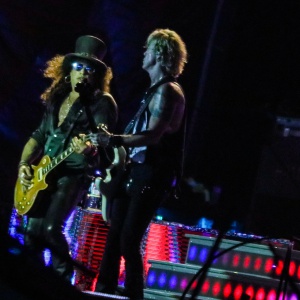 Slash e Duff McKagan con Gibson per beneficenza