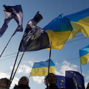 Ucraina, un gruppo di manifestanti arrestati canta Zombie 