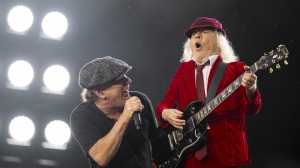 AC/DC, Angus Young autografa un neonato dopo la cancellazione del concerto di Toronto
