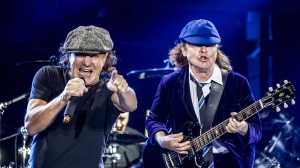 AC/DC guarda il video di 'Witch's Spell'