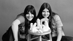 Addio a Cynthia Plaster Caster, una delle groupie più famose del rock