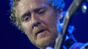 Addio a Glen Hansard, il cantautore è scomparso a 56 anni in seguito ad un incidente