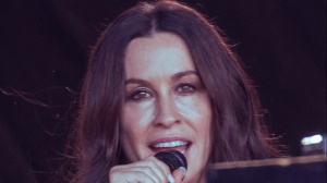 Alanis Morissette fa causa all’ex tour manager: le accuse di ricatto