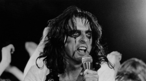 Alice Cooper e la pistola puntata contro Elvis