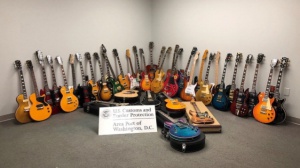 All'aeroporto di Washington  sequestrate 36 chitarre contraffatte, inclusa una 'autografata' da Slash