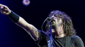 Anche Barry Manilow e Ramones nelle cover di Dave Grohl