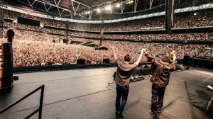 Anche gli Oasis si aggiungono ad "HELP(2)"