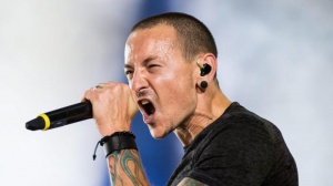 Apparso in rete un brano di Slash con Chester Bennington. Ascolta 'Crazy'