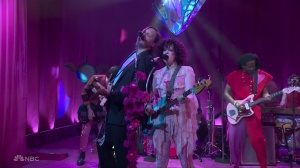 Arcade Fire hanno presentato Pink Elephant al Saturday Night Live