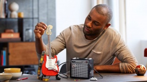 Arriva la Stratocaster di mattoncini