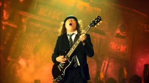 Ascoltare gli AC/DC in sala operatoria migliora le prestazioni dei medici