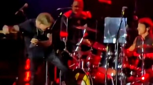 Axl Rose nervoso sul palco dei Guns in Argentina