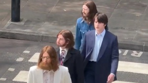 Beatles, il biopic di Sam Mendes arriva ad Abbey Road: le nuove immagini dal set