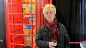 Billie Joe Armstrong sorprende il musicista del Cavern