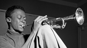 Bitches Brew di Miles Davis, il disco che ha riscritto il jazz e parlato al rock