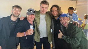 Brian Johnson è salito sul palco con Sam Fender
