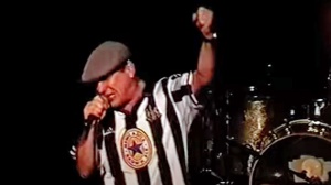 Brian Johnson e la sua particolare versione di Hold The Line