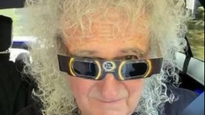 Brian May contro l'AI, poi guarda l'eclissi con i Pink Floyd e torna alla chitarra con Tony Iommi