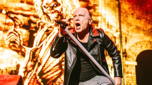 Bruce Dickinson duetta con un musicista di strada