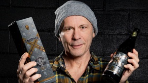 Bruce Dickinson spilla pinte di birra per i fan