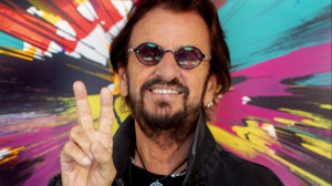 Caduta per Ringo Starr durante un concerto