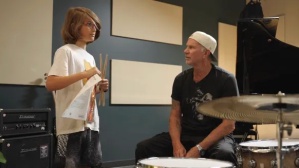 Chad Smith sorprende studenti: insegnante di batteria per un giorno