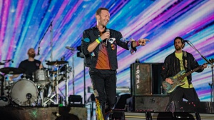 Chris Martin interrompe il concerto dei Coldplay per aiutare un ragazzino