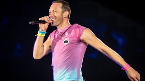 Chris Martin: "Non smetterò mai di accogliere tutti"