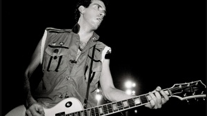 Clash: Mick Jones, il guitar hero che ha portato il punk oltre il punk